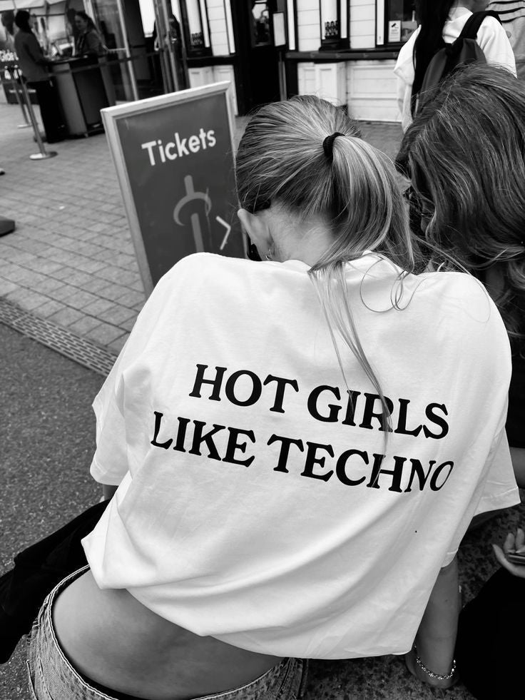 Hot Girls Like Techno Oversized T-Shirt – Trendy Festival Rave Tee for Women - Acid House™ (formerly Zyra Drip)